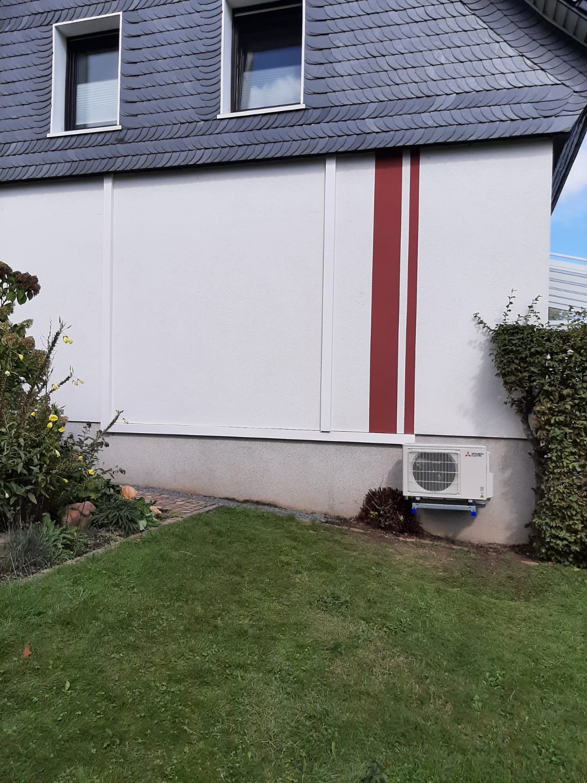 Außengerät einer Klimaanlage an einem Wohnhaus