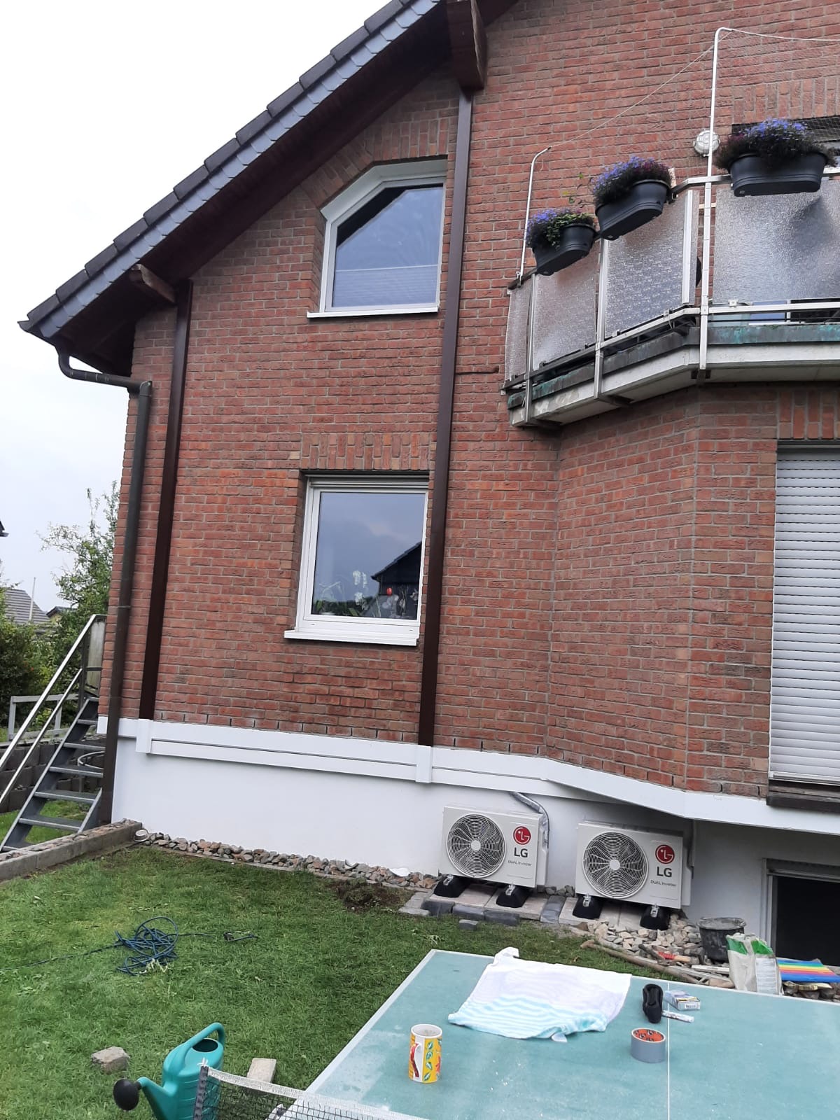 Zwei Außengeräte einer Klimaanlage an einem Wohnhaus