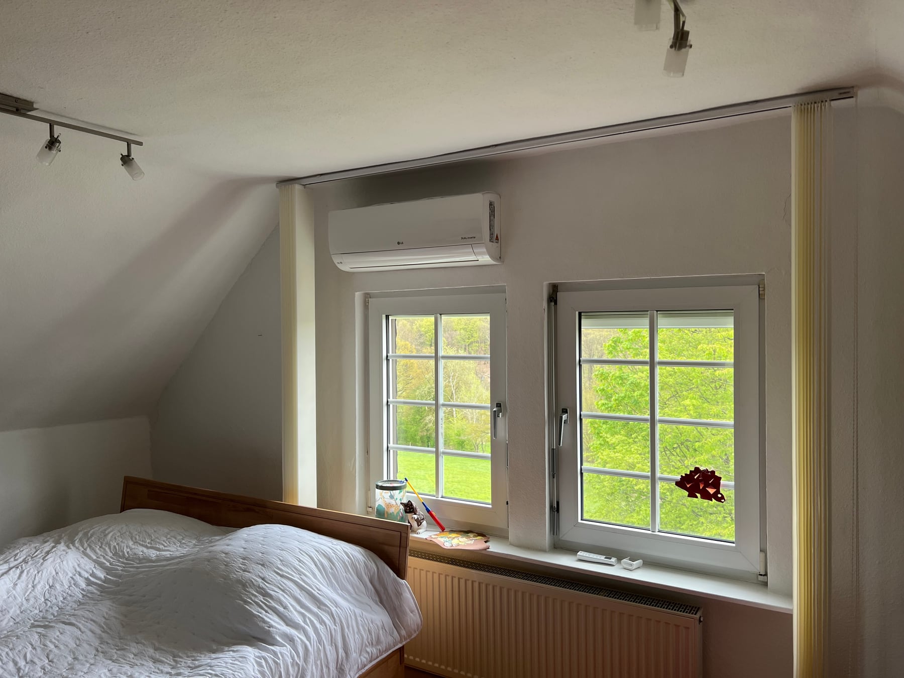 Klimaanlage in einem Schlafzimmer unter dem Dach