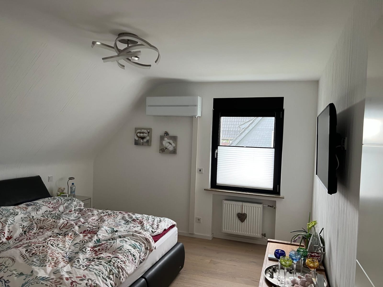 Klimaanlage in einem hellen Schlafzimmer