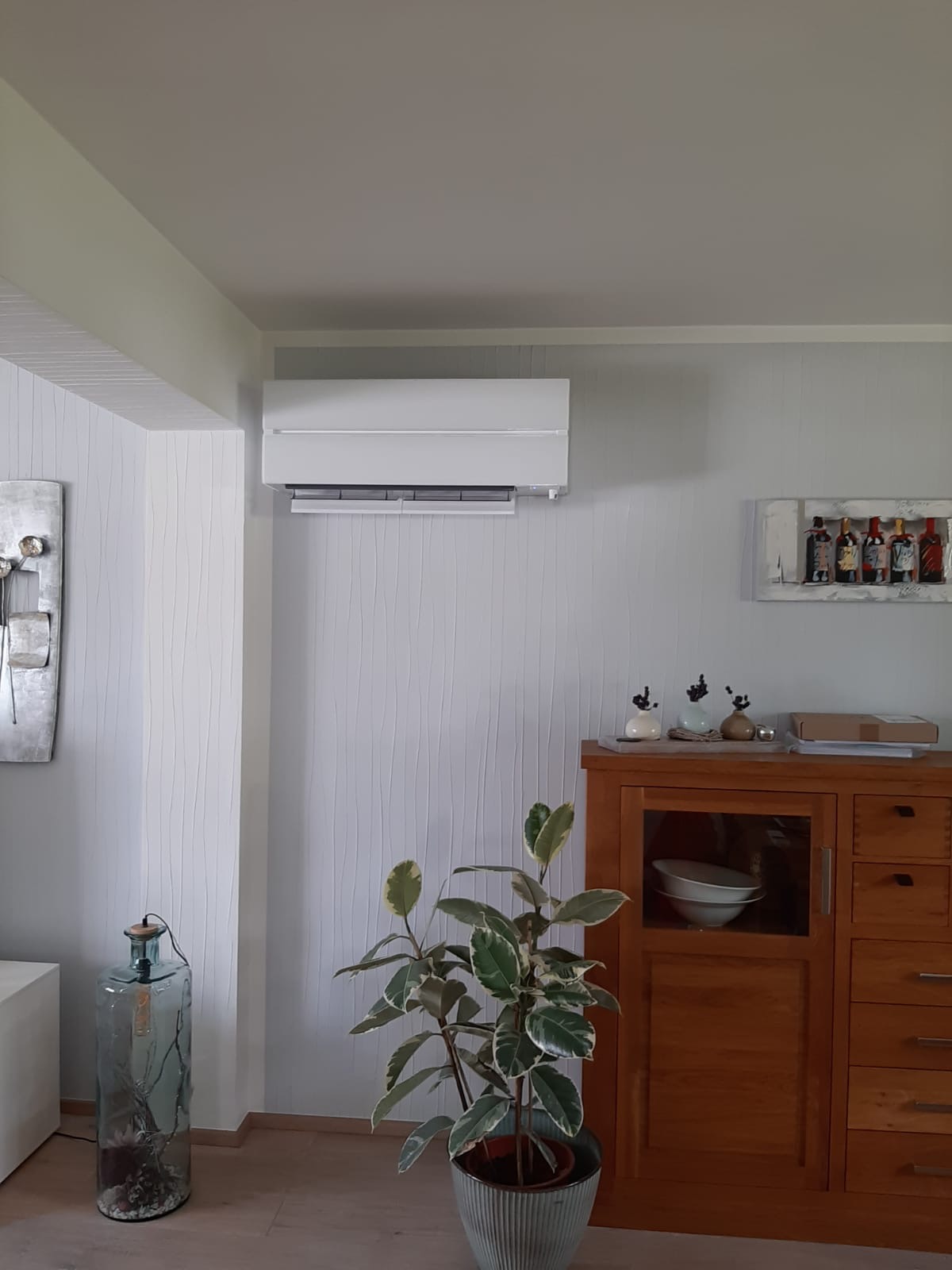 Klimaanlage in einem modern eingerichteten Wohnraum